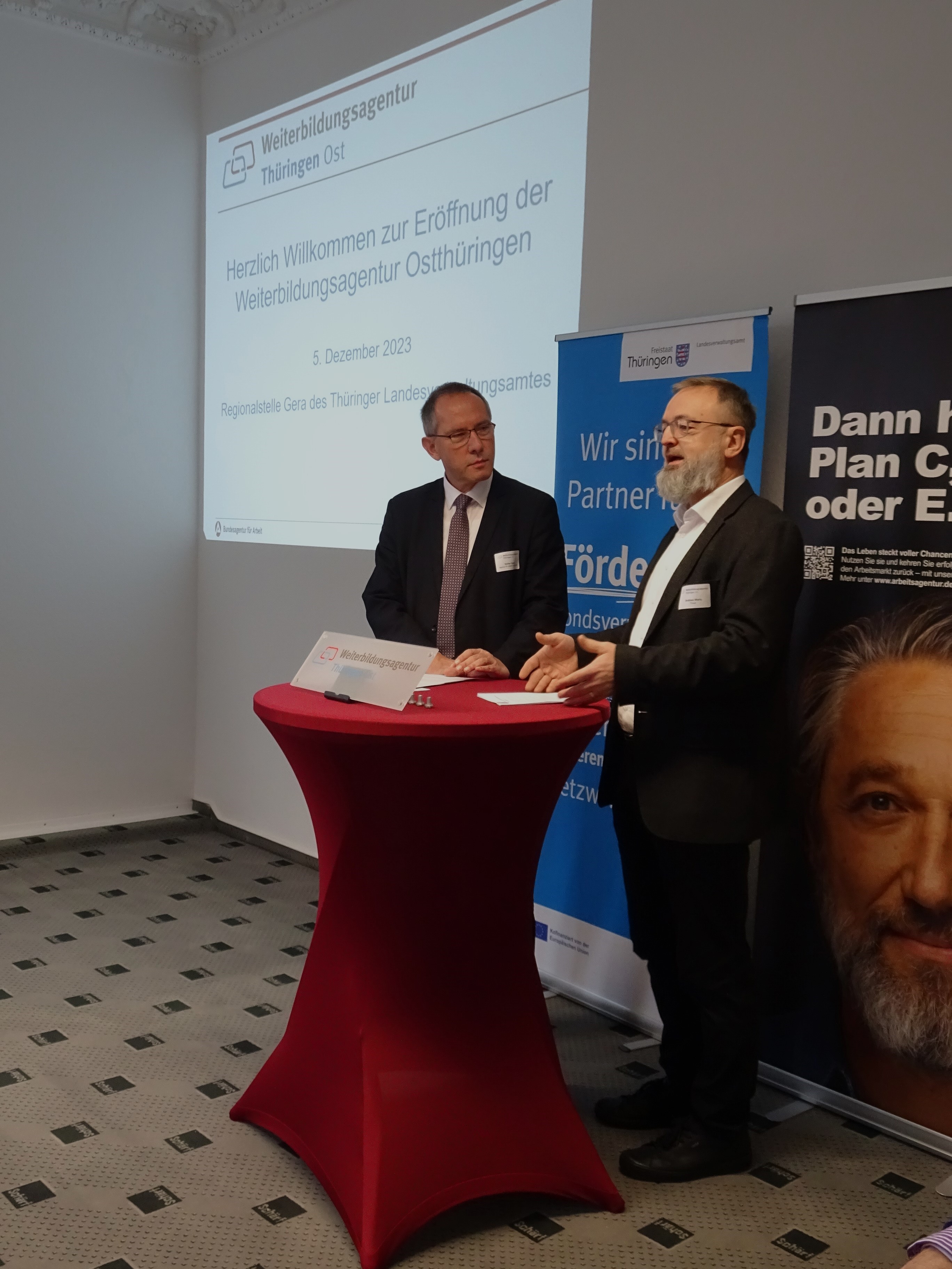 Impression der Eröffnungsrede der Weiterbildungsagentur Thüringen Ost durch Stefan Scholz, Vorsitzender der Geschäftsführung der Agentur für Arbeit Thüringen Ost und Andreas Martz, Leiter der Regionalstelle Gera im Thüringer Landesverwaltungsamt.